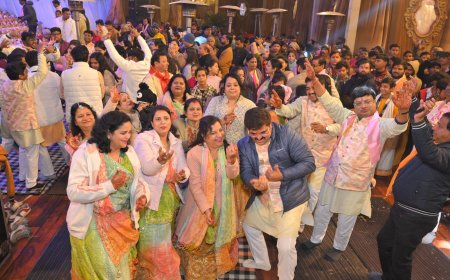 नैनन में नींद समा गई…करुण धुन पर शयन को पधारे गिरिराज धनी, छप्पन भोग महोत्सव की भावमयी पूर्णाहुति