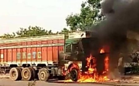 चलते ट्रक में लगी भीषण आग, आगरा-जयपुर हाईवे पर मचा हड़कंप, चालक ने कूदकर बचाई जान