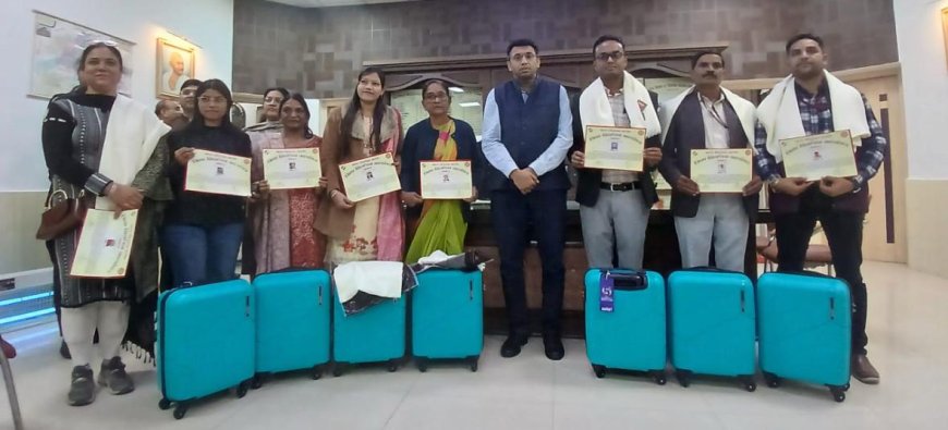 आगरा में बीएलओ का गौरव समारोह, मतदाता सूची पुनरीक्षण में 100% डिजिटाइजेशन पर डीएम ने किया सम्मानित