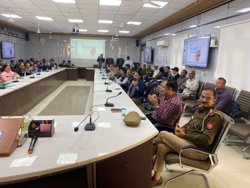 विश्व दिव्यांग दिवस पर आगरा पुलिस ने सीखी सांकेतिक भाषा: मूक-बधिर चालकों से संवाद होगा आसान