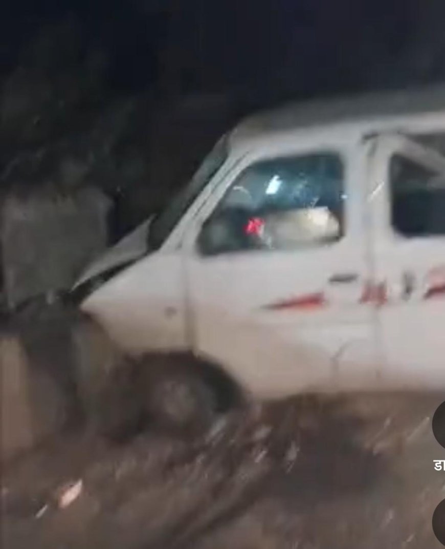 आगरा-शमसाबाद रोड पर भीषण हादसा, ईको गाड़ी डिवाइडर से टकराई, आठ घायल, दो की हालत नाजुक