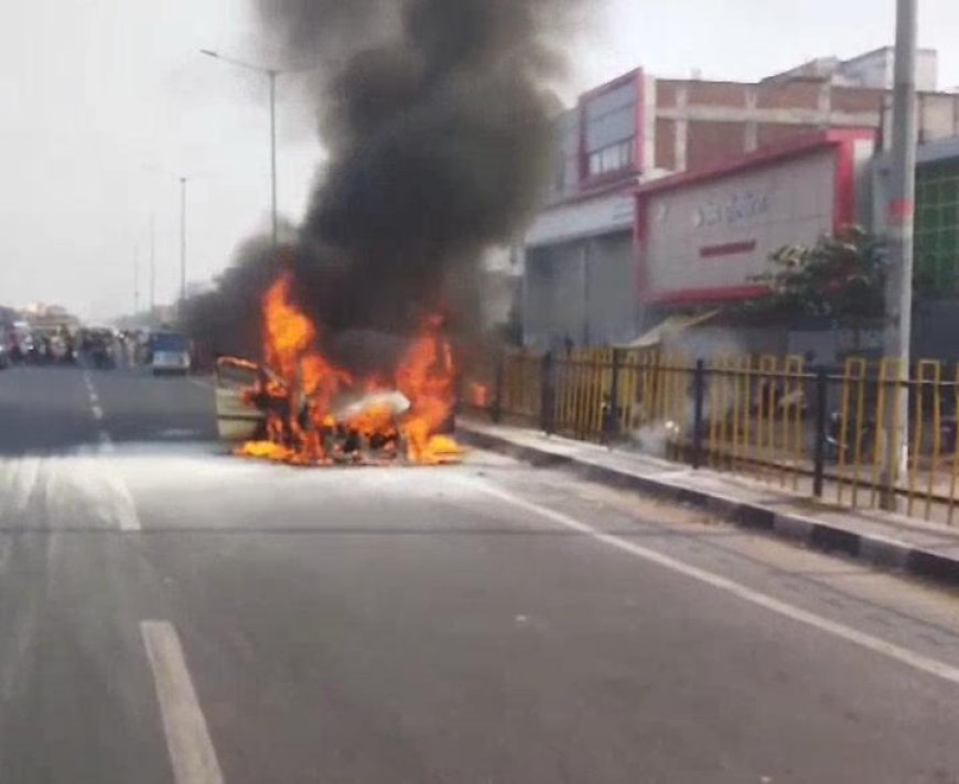 चलती कार बनी आग का गोला, एत्माद्दौला में एनएच-2 पर बड़ा हादसा टला, कूदकर बचाई जान