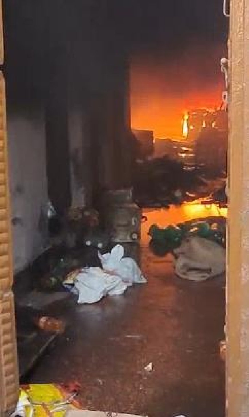 आगरा में गैस सिलेंडर लीक होने से श्याम विहार में घर-दुकान जलकर राख, 20 लाख से अधिक का नुकसान