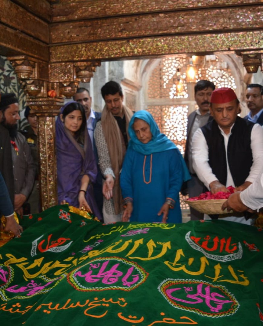 अखिलेश यादव ने डिंपल और जया बच्चन संग फतेहपुर सीकरी में सलीम चिश्ती की दरगाह पर की चादरपोशी, बोले- भाजपा से हमने भी समीकरण बदलने की कला सीख ली है, अगले चुनाव में आगरा समेत यूपी में खेल बदलेंगे