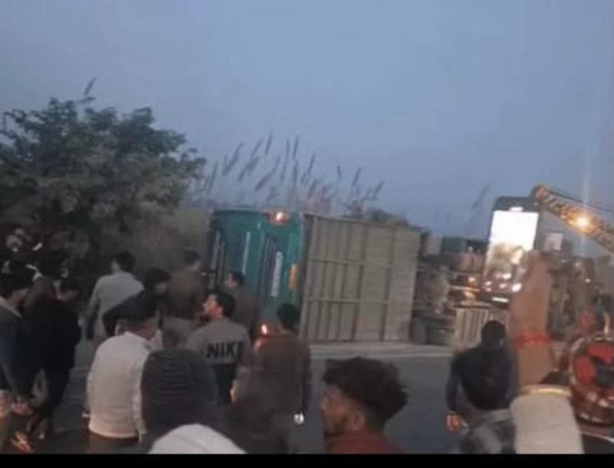 किरावली हाईवे पर  बेकाबू स्लीपर बस पलटी, एक की मौत, कई यात्री घायल