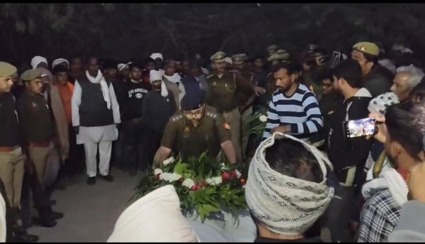 ड्यूटी के दौरान सिपाही की सांस थमी: फर्ज़ निभाते-निभाते अशोक परिहार चले गए, आगरा के पडुआपुरा गांव में नम आंखों से दी गई अंतिम विदाई