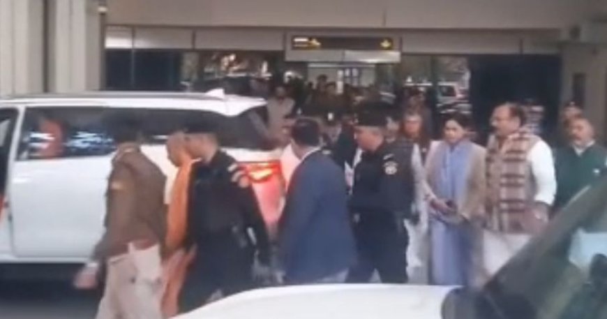 एयरपोर्ट पर मुख्यमंत्री योगी ने जैसे ही सांसद राजकुमार चाहर को गाड़ी में बैठाया, चाहर ने सीधे उठा दिया टीटीजेड प्रतिबंधों का दर्द, सीएम बोले- सारे दस्तावेज लेकर लखनऊ आओ, सरकार सरकार उचित कदम उठाएगी