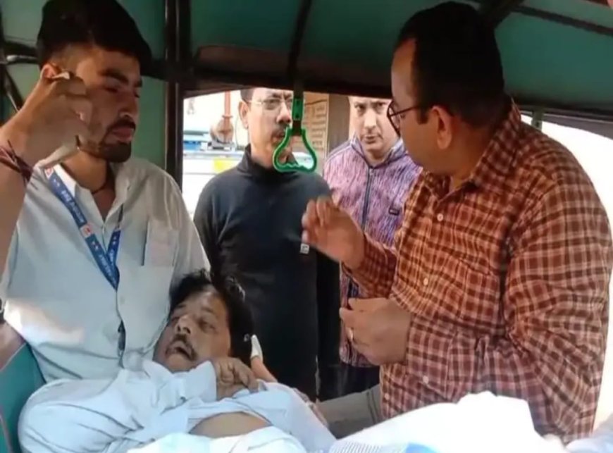 मथुराः पटरियों पर दौड़ती अगस्त क्रांति एक्सप्रेस में गिरी ज़िंदगी: टिकट चेक करने के बाद बैठे टीटी धीरज कुमार अचानक सीट से लुढ़क गये, ह्रदयाघात से हुई मौत