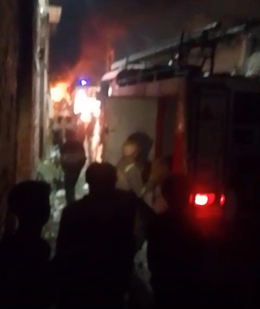 आगरा में मदिया कटरा स्थित केमिकल फैक्ट्री में आग से मची खलबली, फायर ब्रिगेड की टीम जुटी राहत-बचाव में