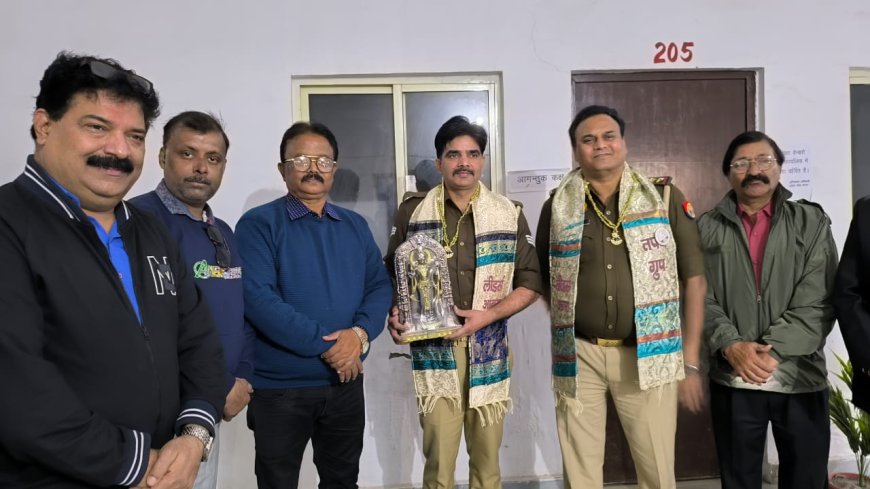 आग में फंसी तीन जिंदगियों को बचाने वाले फायरकर्मी रामकेश गुर्जर का लीडर्स आगरा ने किया सम्मान