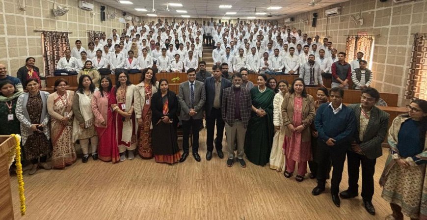 एसएन मेडिकल कॉलेज में व्हाइट कोट सेरेमनी, नए बैच के भविष्य के डॉक्टरों ने ली चिकित्सा सेवा की शपथ