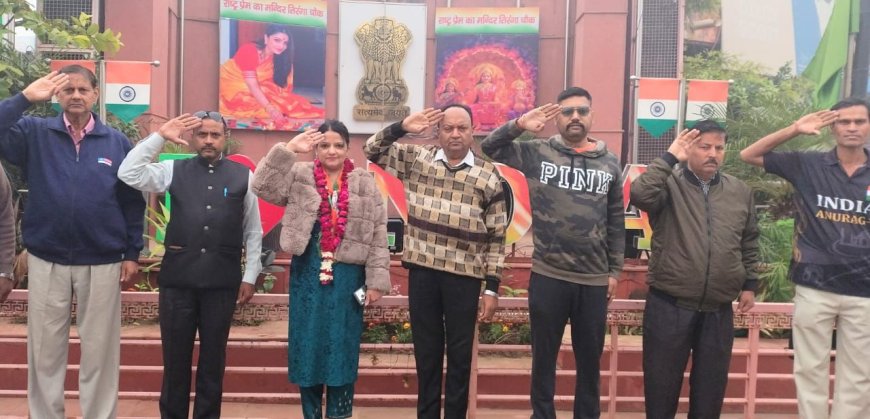 2882 दिन की अखंड देशभक्ति, ताज नगरी के तिरंगा चौक पर गायिका मनु कौर ने फहराया शान से राष्ट्रीय ध्वज