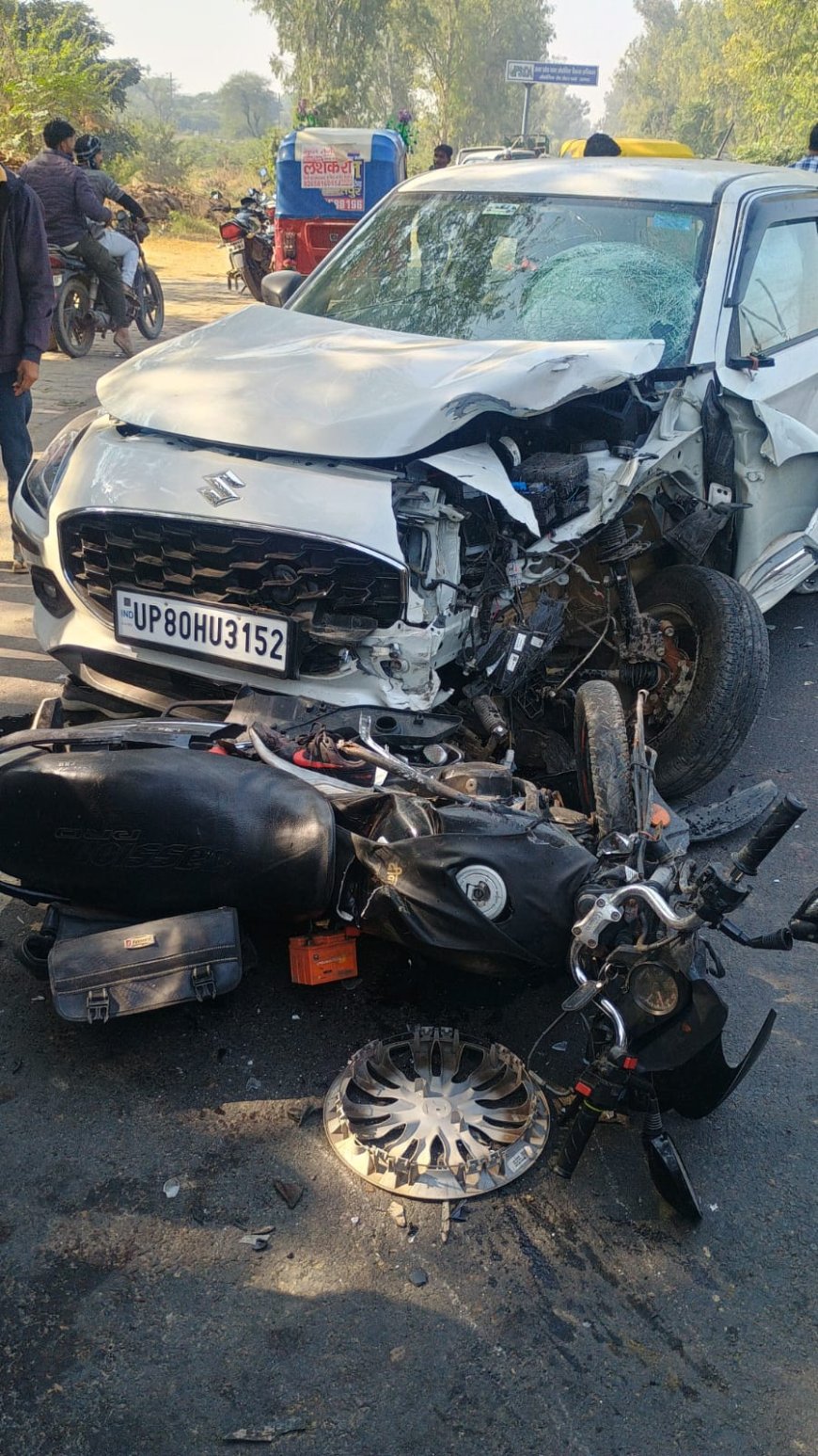 आगरा-जयपुर हाईवे पर घने कोहरे में एक और हादसा, कार ने बाइक सवारों को रौंदा, दो गंभीर घायल