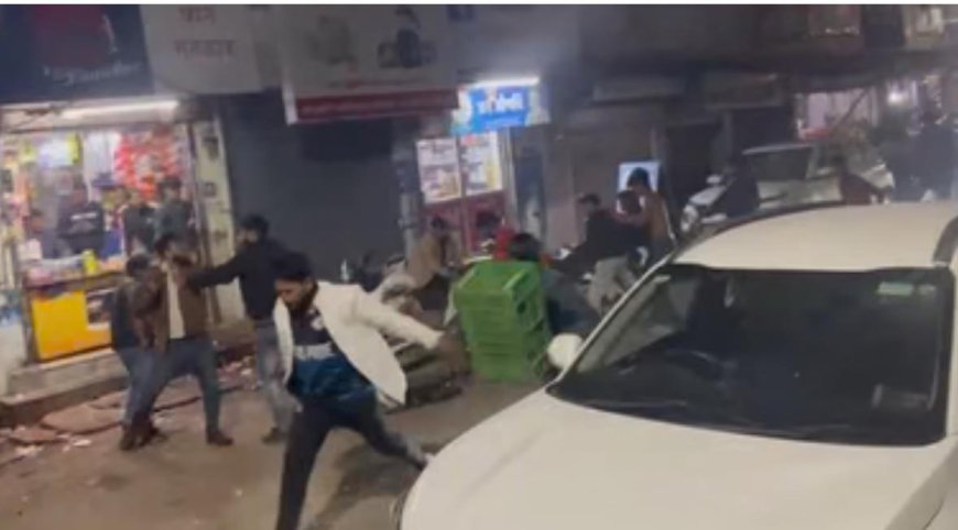 आगरा के गांधी नगर में सरेआम गुंडागर्दी, थार से उतरे दबंगों का कहर, कार सवार युवकों पर लाठी-डंडे से हमला