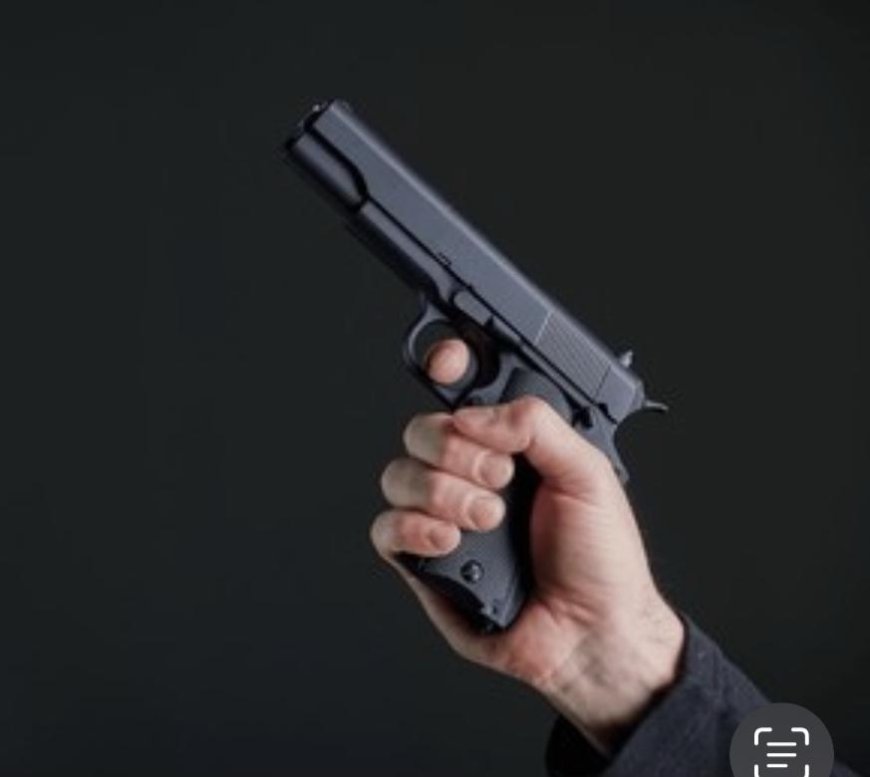 आगरा में नाबालिग के हाथ में तमंचा थमाकर फोटो वायरल, मलपुरा पुलिस ने युवक पर दर्ज किया मुकदमा