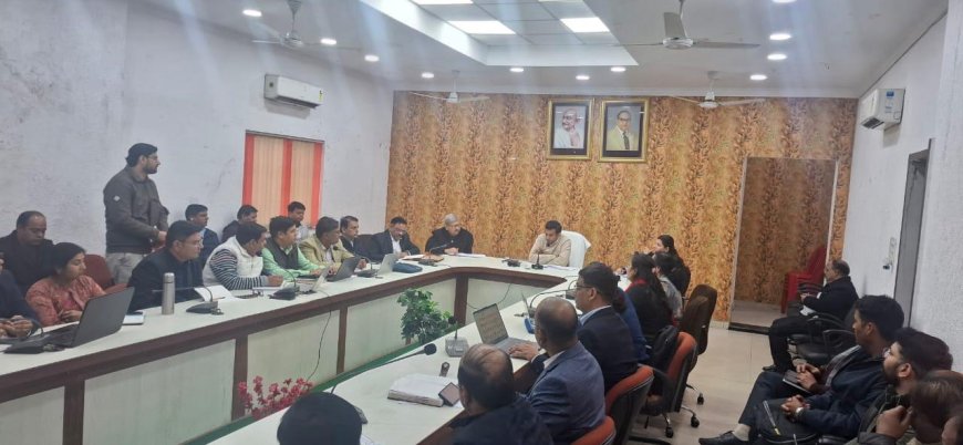 स्वास्थ्य योजनाओं में लापरवाही पर आगरा डीएम सख्त, आयुष्मान व पल्स पोलियो को लेकर दिए कड़े निर्देश