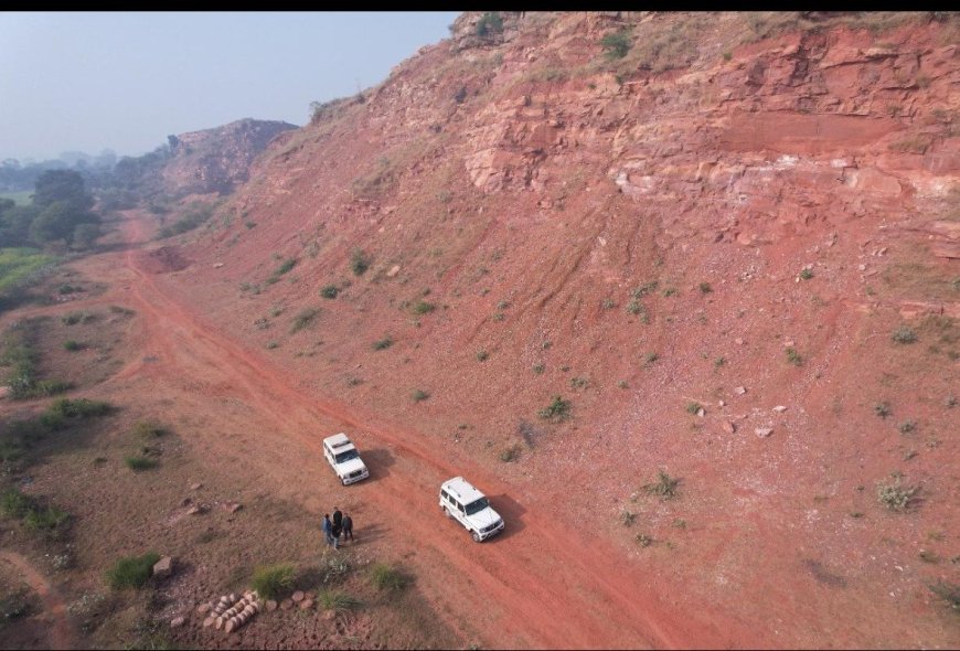 डीएम के सख्त निर्देशों पर चला ड्रोन एक्शन, आगरा में अवैध खनन के खिलाफ 24 घंटे का अभियान