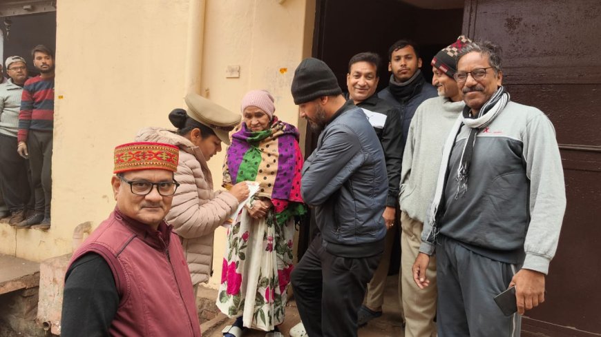 मानवता की मिसाल: आगरा में प्रयास फाउंडेशन ने भटकी मां को उसके बेटे से मिलाया