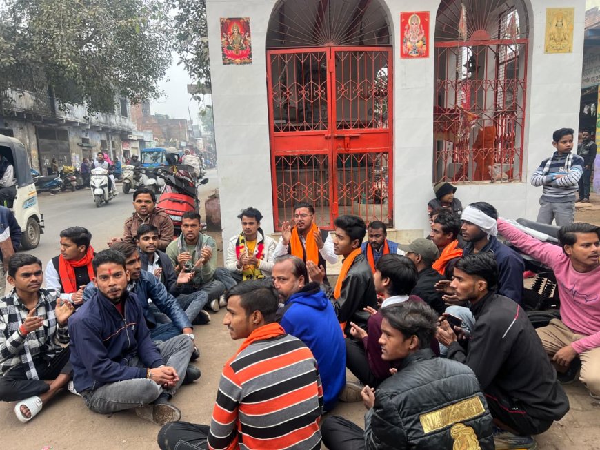 आगरा में मंदिरों के पास मीट–मांस की दुकानों पर बवाल, विहिप–बजरंग दल का धरना, नारेबाजी