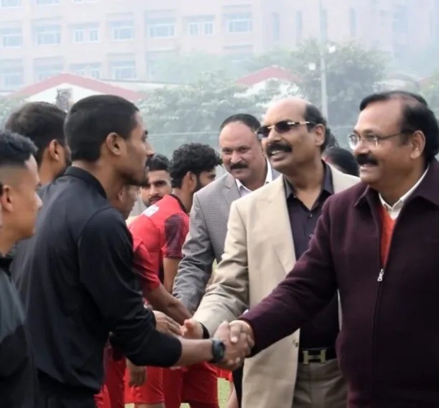 79वीं राष्ट्रीय संतोष ट्रॉफी फुटबॉल चैंपियनशिप 2025-26 ग्रुप बी के मुकाबले आगरा में शुरू, पहला मैच उत्तराखंड ने जीता, यूपी और हरियाणा के बीच दूसरा मैच बरामबरी पर रहा