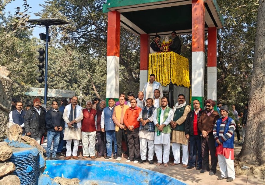 चौधरी चरण सिंह को 123वीं जयंती पर याद किया गया, रालोद ने दीवानी चौराहा प्रतिमा स्थल पर कराया हवन-यज्ञ