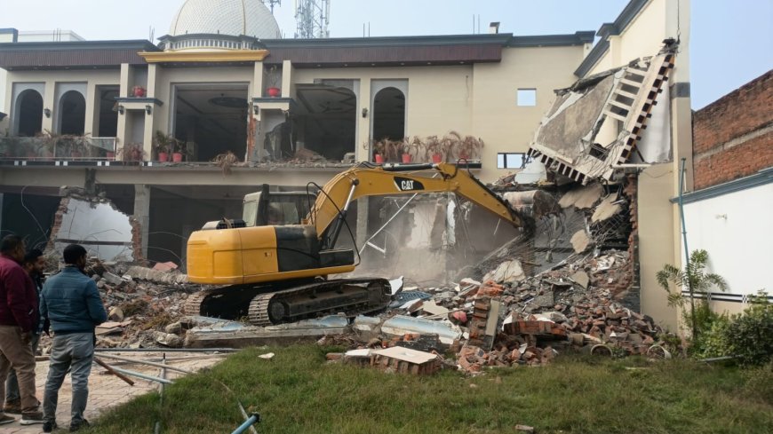 मौलाना तौकीर रजा के एक और करीबी पर चला कानून का बुलडोजर, अवैध मैरिज हाल ध्वस्त, बरेली उपद्रव से पहले इसी मैरिज होम में एक बैठक हुई थी