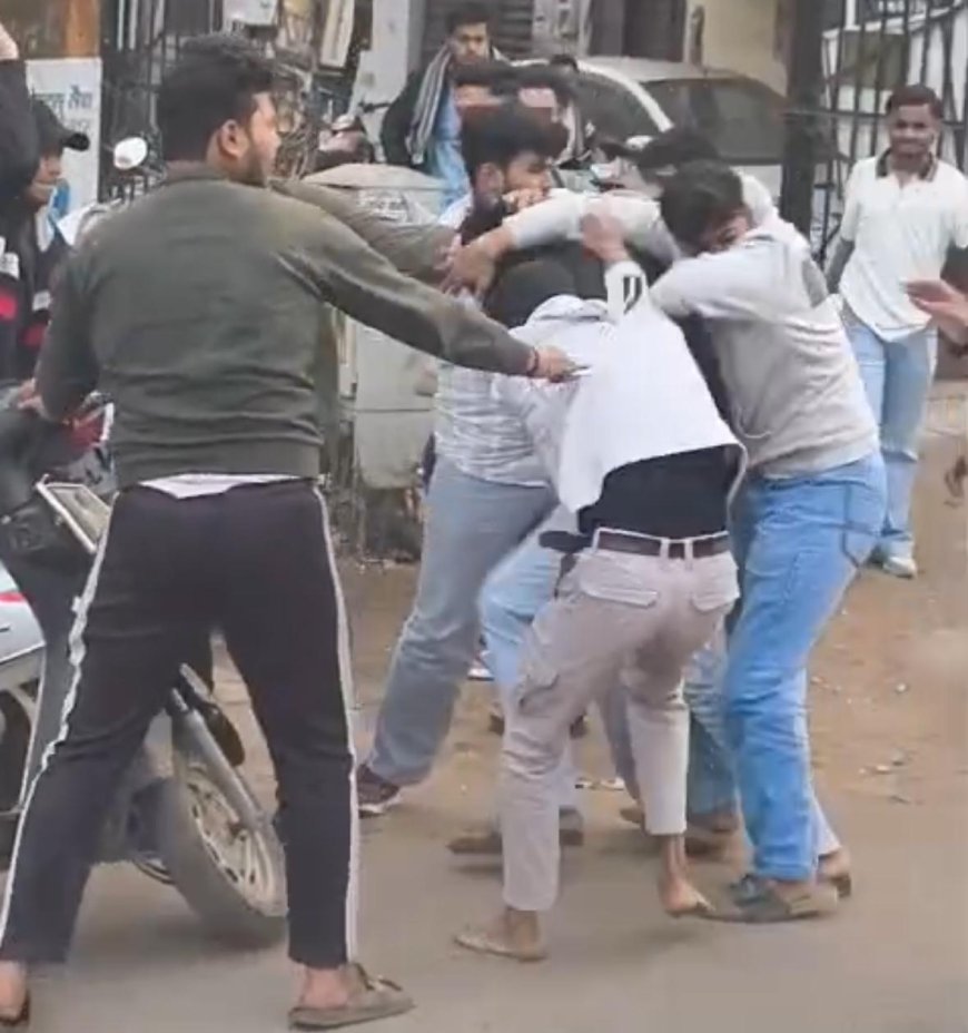 आगरा में युवाओं के दो गुटों में इंस्टाग्राम पर हुई गाली-गलौज और फिर शहीद नगर में सड़क पर चले लात-घूंसे, अछनेरा क्षेत्र में दबंगों का महिलाओं और बच्चों पर हमला
