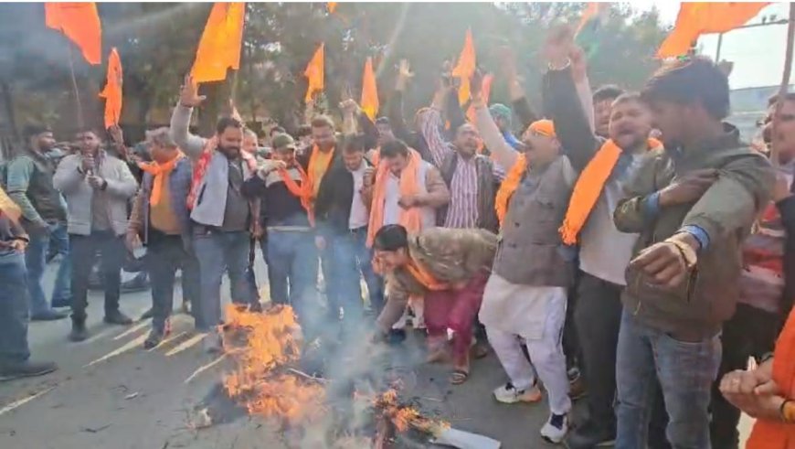 बांग्लादेश में हिंदुओं पर हिंसा के विरोध में उबाल, आगरा के हरीपर्वत चौराहे पर विश्व हिंदू महासंघ का जोरदार प्रदर्शन