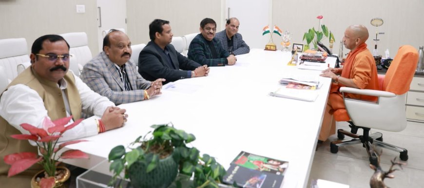 आगरा के उद्योगों को नई दिशा देने की पहल, चैम्बर ने मुख्यमंत्री योगी के समक्ष रखीं छह मांगें, स्पेशल इकनोमिक जोन और आईटी सिटी की मांग पर मिला सकारात्मक आश्वासन