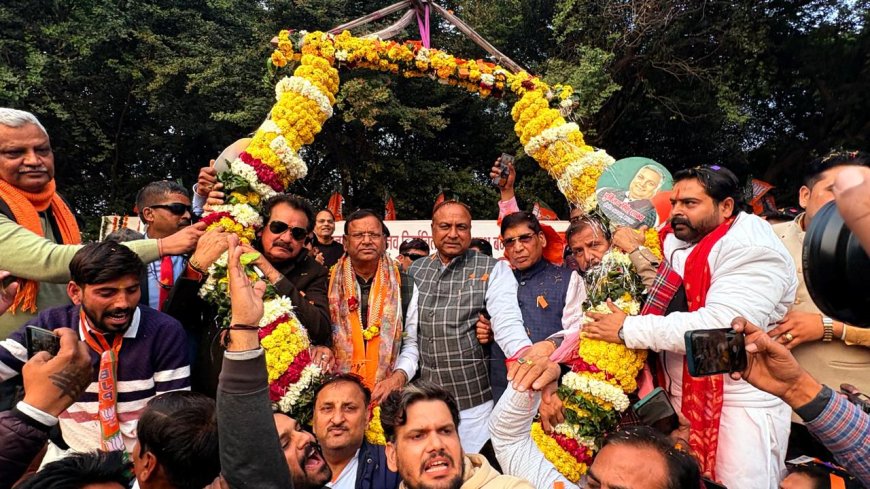 शंखनाद और फूलों की वर्षा के बीच आगरा पहुंचे भाजपा प्रदेश अध्यक्ष पंकज चौधरी, शहर में कई जगह हुआ भव्य स्वागत