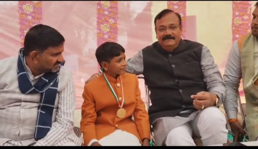 आगरा में मगरमच्छ से पिता को बचाने वाले वीर बालक अजयराज का सांसद चाहर ने किया सम्मान, 51 हजार रुपये की धनराशि भी भेंट की