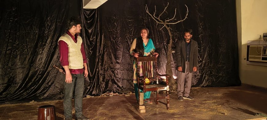 ‘एक टूटी हुई कुर्सी’ ने ताजनगरी को किया आत्ममंथन के लिए मजबूर, रिश्तों और जीवन की उलझनों का सशक्त मंचन