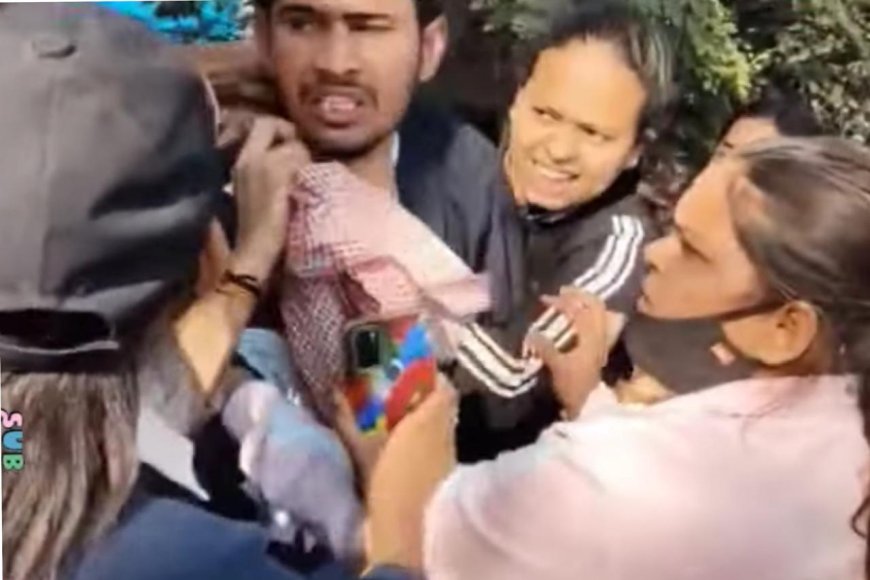 आगरा में चीनी का रोजा में छात्र की सरेआम पिटाई, छात्राओं के आरोप से मची खलबली