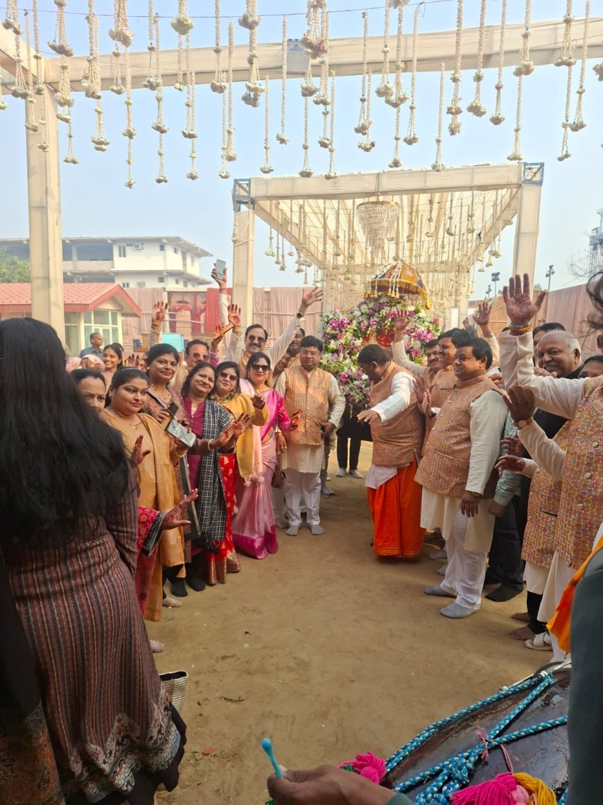 छप्पन भोग महोत्सव के पहले दिन गोवर्धन धाम में उतरा भक्ति का अमृत, स्वर्ण शंख से गोविंद अभिषेक, दुग्ध धाराओं संग परिक्रमा