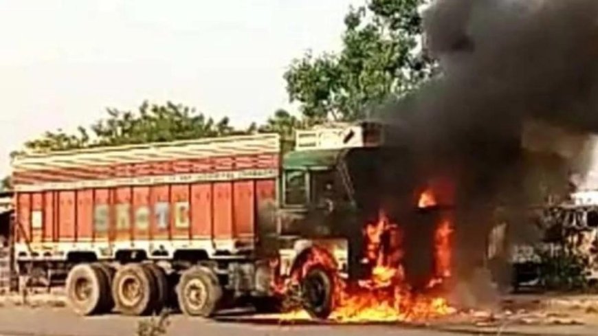चलते ट्रक में लगी भीषण आग, आगरा-जयपुर हाईवे पर मचा हड़कंप, चालक ने कूदकर बचाई जान