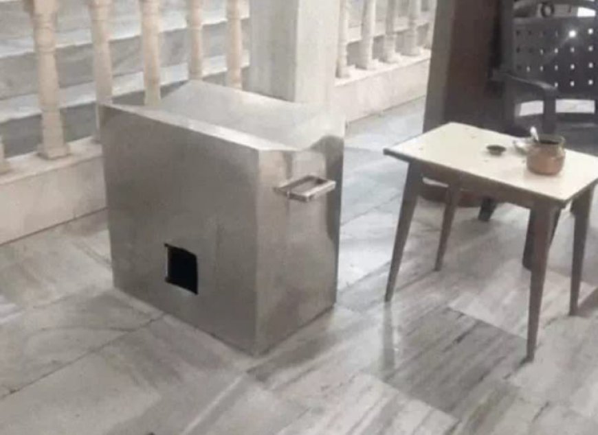 आगरा में लॊयर्स कॊलोनी के राधाकृष्ण मंदिर में सेंध, शिवलिंग से चांदी का मुखौटा और दानपेटी से नकदी साफ, चोरों ने अलमारी भी तोड़ी और किचन खंगाली