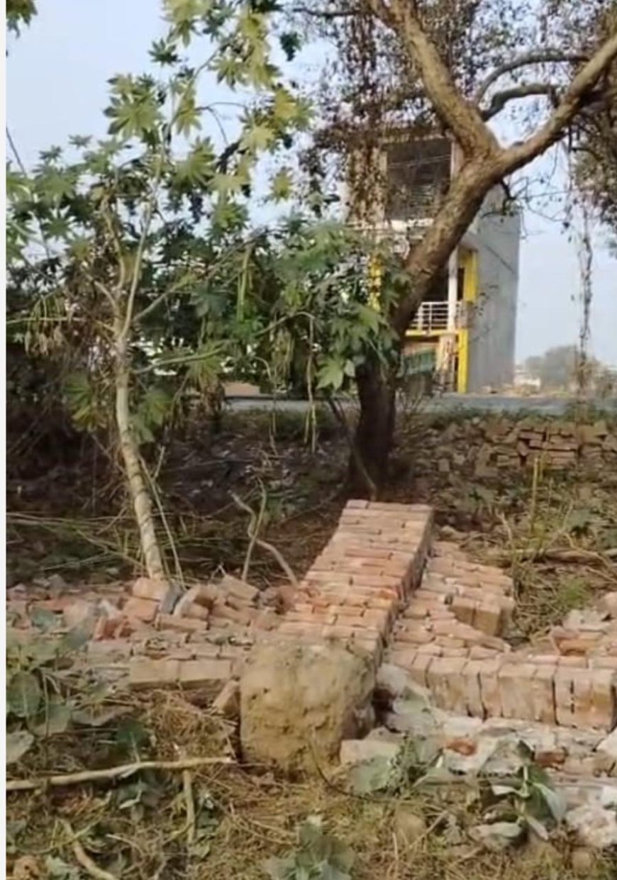 रात के अंधेरे में स्कूल पर हमला, बुलडोजर से बाउंड्री वॉल ध्वस्त, पुलिस जांच में जुटी