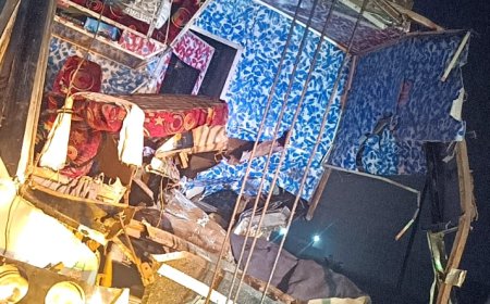 अयोध्या जा रही गुजरात के श्रद्धालुओं की डबल डेकर बस शाहजहांपुर में ट्रोला से टकराई, परिचालक की मौत, दो घायल