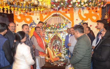 नववर्ष पर महालक्ष्मी का दिव्य श्रृंगार, आगरा के बल्केश्वर में उमड़ी भक्तों की भीड़