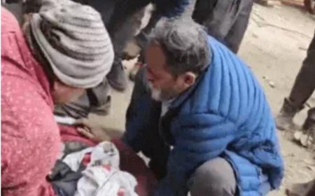 आगरा ट्रांसपोर्ट नगर में हाइड्रा पलटा, एक गंभीर घायल, सुरक्षा लापरवाही पर उठे सवाल