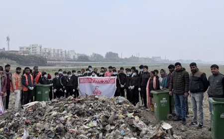 यमुना सफाई का अभियानः आरती स्थल के पास तलहटी से मिल्टन स्कूल के बच्चों ने उठाया कचरा