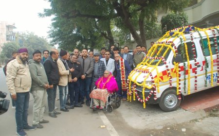 मां की स्मृति से जनसेवा का संकल्प: बेटियों ने हेल्प आगरा को भेंट की ईको एम्बुलेंस