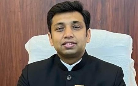 आगरा के अधिकारियों को शिकायतों में ‘कागज़ी निस्तारण’ पड़ा भारी, 11 अफसरों को डीएम का नोटिस