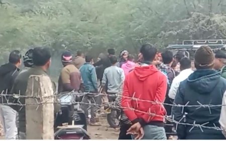 आगरा में काल भैरव मंदिर के पास दो गुटों में खूनी संघर्ष, बेल्ट–लात-घूंसे चले