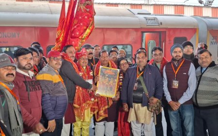 आगरा से माता वैष्णो देवी के दरबार तक भक्ति की पदयात्रा, ढोल-नगाड़ों और जयकारों से गूंजा कैन्ट स्टेशन