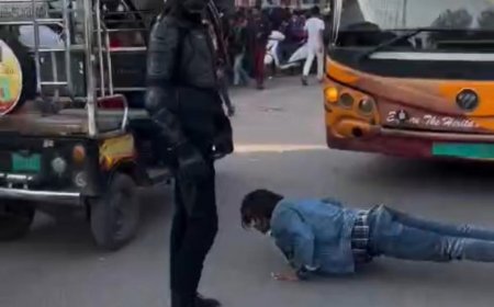 रील का नशा, नियमों की बलि, आगरा में चलती सड़क बना दी जिम, बस रोककर लगाए पुश-अप