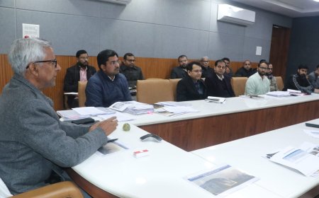 आगरा में मेट्रो और जल निगम पर सख्ती, मंडलायुक्त ने दिए बैरिकेडिंग हटाने व सड़क सुधार के निर्देश