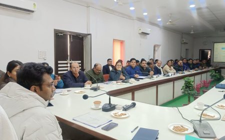 आगरा डीएम की दो टूक, हर गर्भवती सुरक्षित हो, हर लाभार्थी को मिले आयुष्मान कार्ड