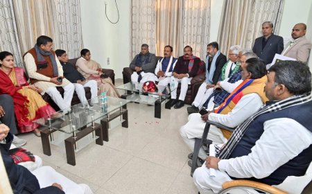 आगरा में पुलिसिया उत्पीड़न पर डिप्टी सीएम के कड़े तेवर, एडिशनल पुलिस कमिश्नर से बोले- हमने क्या सोचकर यह कमिश्नरेट बनाया था और तुम लोगों ने इसे क्या बना कर रख दिया है? यहां हालात बहुत खराब हैं, आखिर हो क्या रहा है?, जीवनी मंडी मामले में दोषी पुलिसकर्मियों पर मुकदमा दर्ज करने को कहा