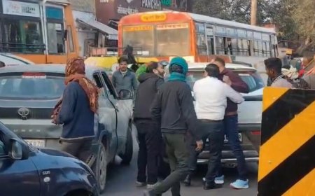 रामबाग चौराहे पर सड़क बनी अखाड़ा, मामूली टक्कर के बाद जमकर मारपीट, जाम, पुलिस रही नदारद